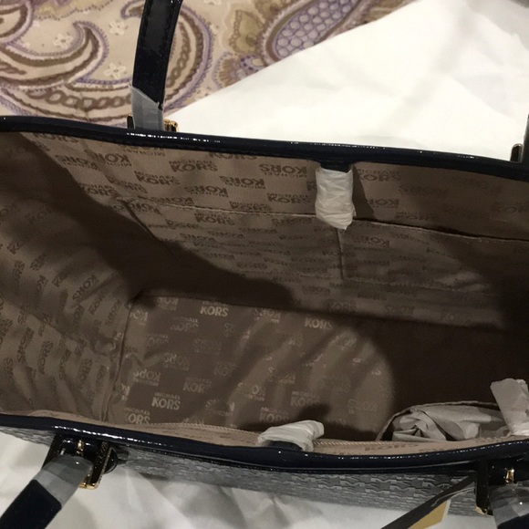 Michael Kors Jet Set Tote - Picture 5 of 6